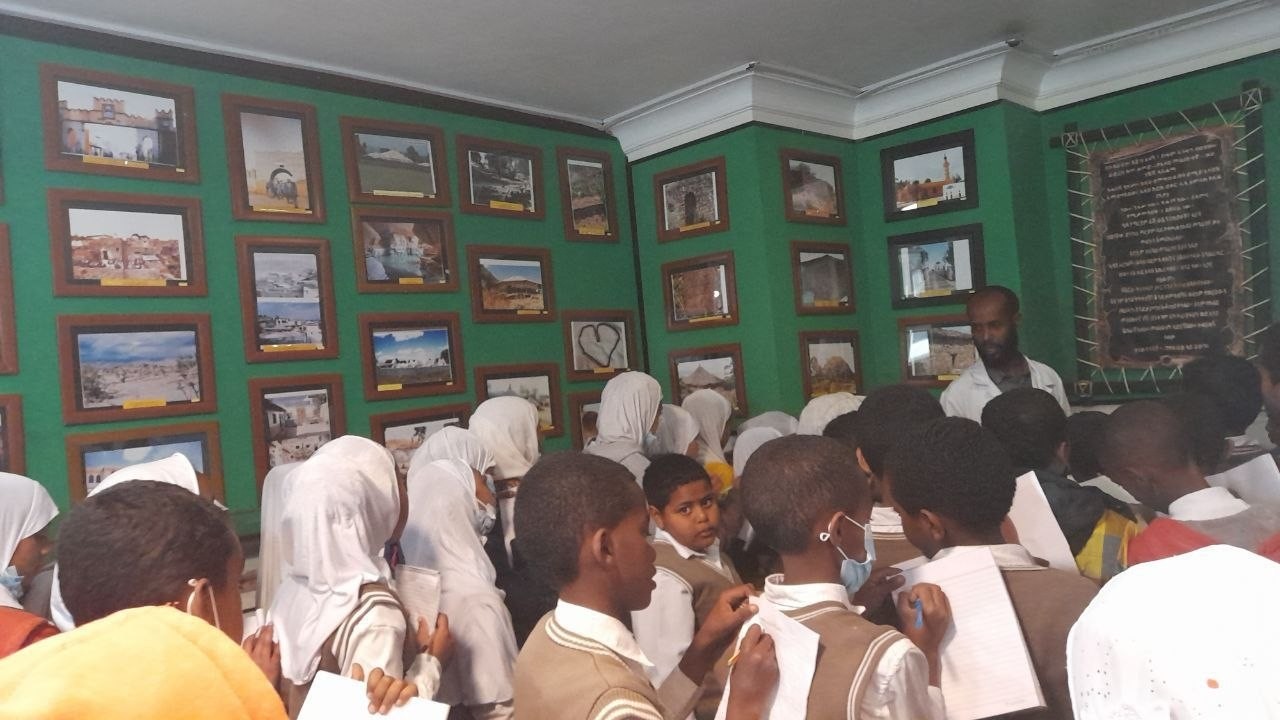 Abadir students and guide at the Bilalul Habeshi Museum