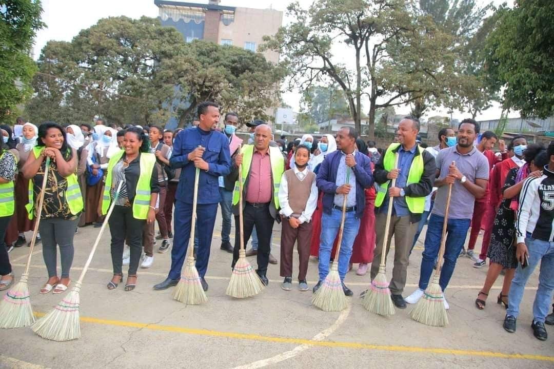 Mekanisa Abadir School community cleanliness campaign participants photo 2