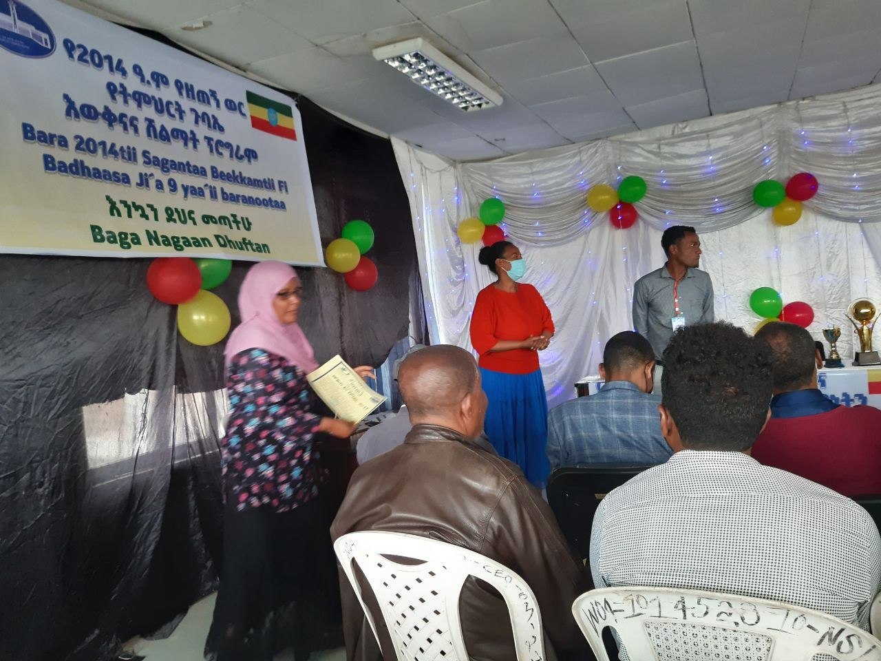 Mekanisa Abadir School representatives receive a certificate of recognition at the Lideta Sub-City Woreda 04 Education Office ceremony